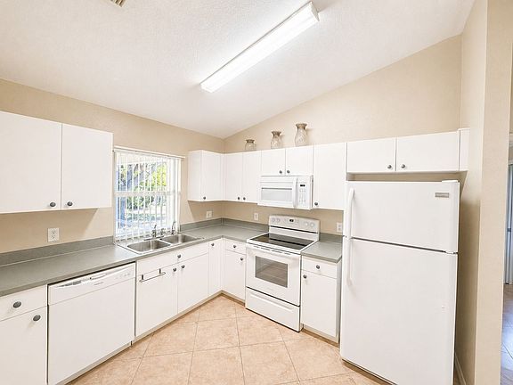 3rd image of 1045 NE 40th Ter