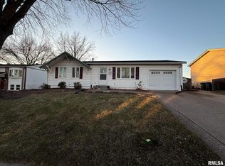2908 Woodland Ln, Bettendorf, IA 52722