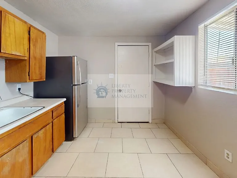 34 E 4th St #B — Photo 7