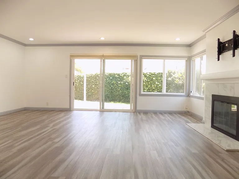 108 S Ellery Dr — Photo 2