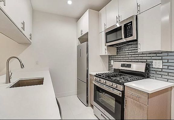 3rd image of 149 W 9th St #1C