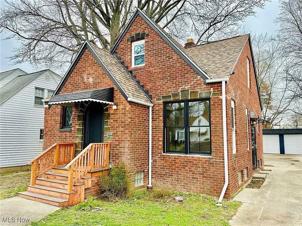 3815 Lee Heights Blvd photo 1