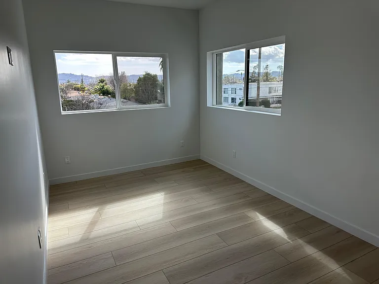 6410 Riverton Ave — Photo 7