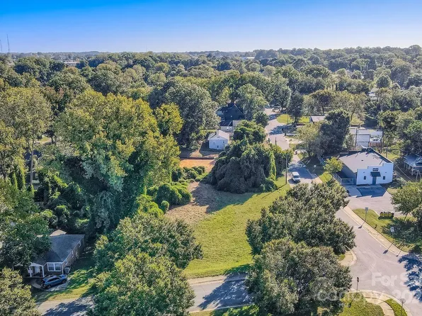 2908 L D Parker Dr, Charlotte, NC 28206