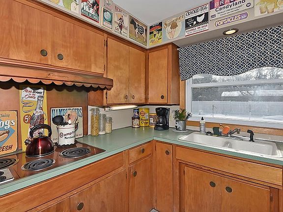 3rd image of 565 McIndoe St