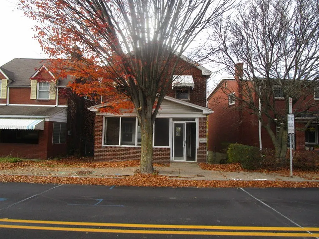 2022 Pioneer Ave photo 1