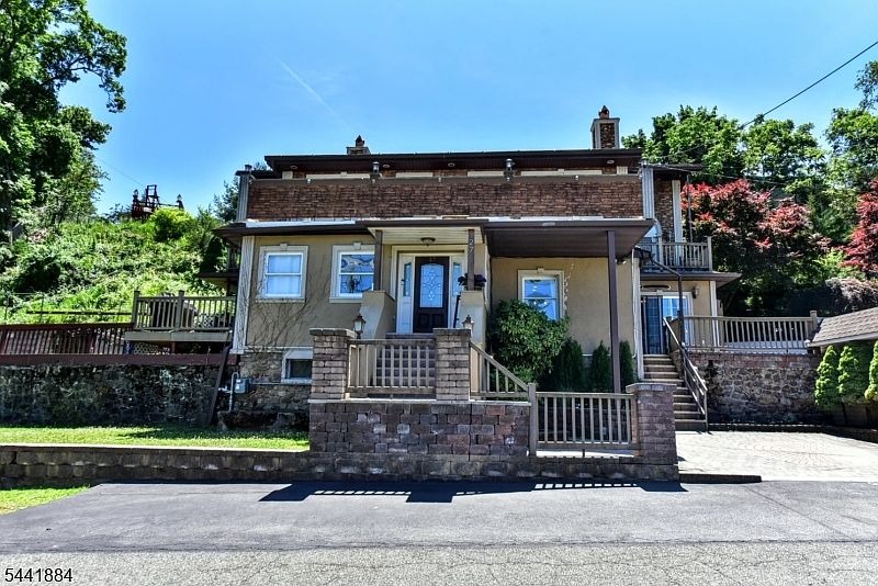 1st image of 27 Joan St