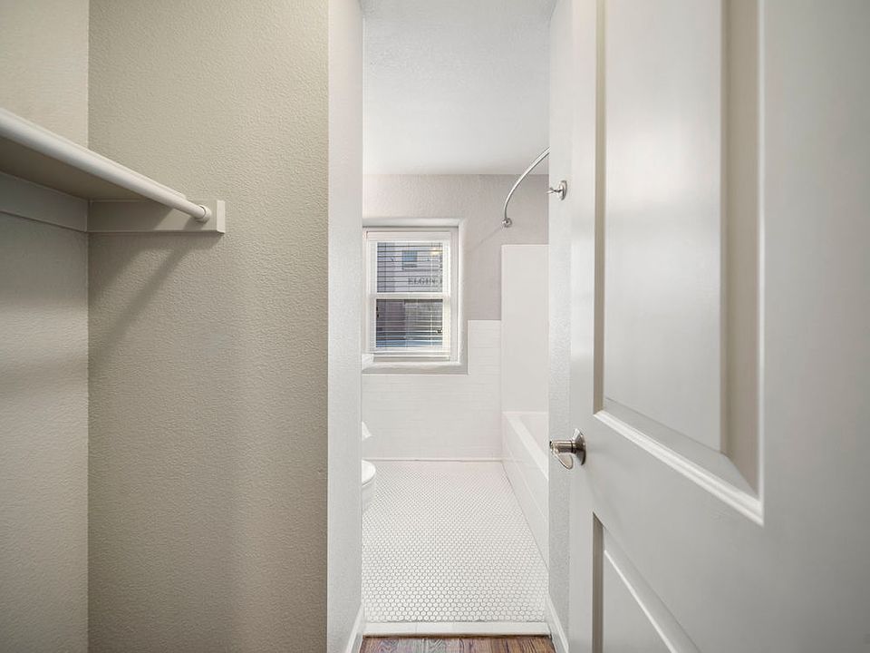 1st image of 625 S Elgin Ave #101