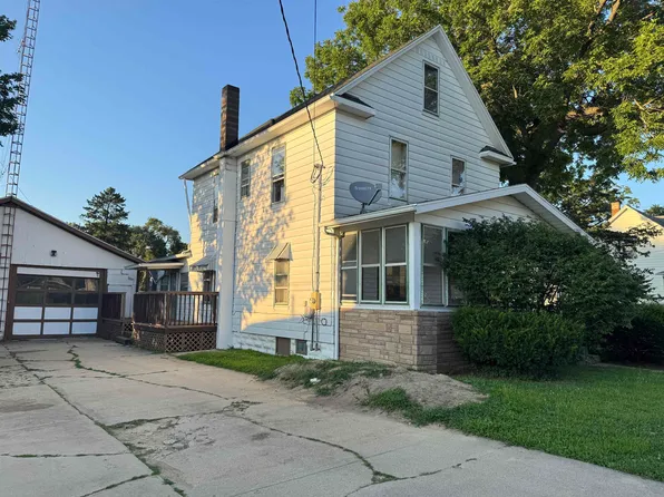 316 W American St, Freeport, IL 61032