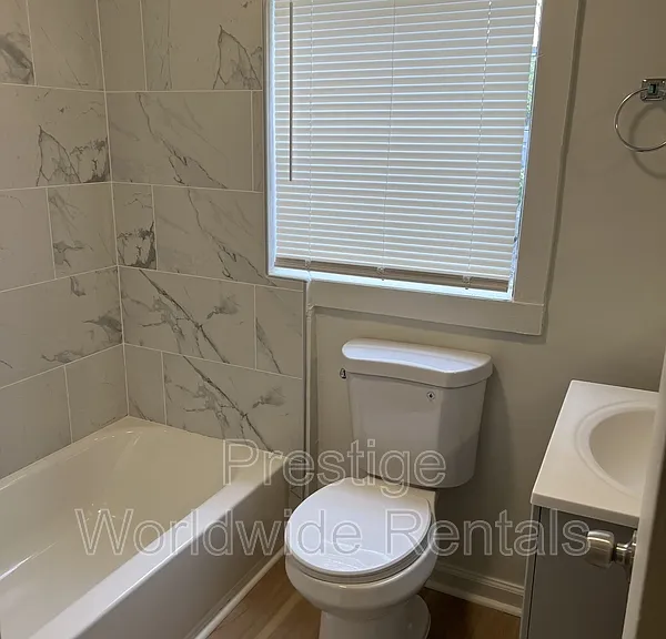 2823 Lee St — Photo 2