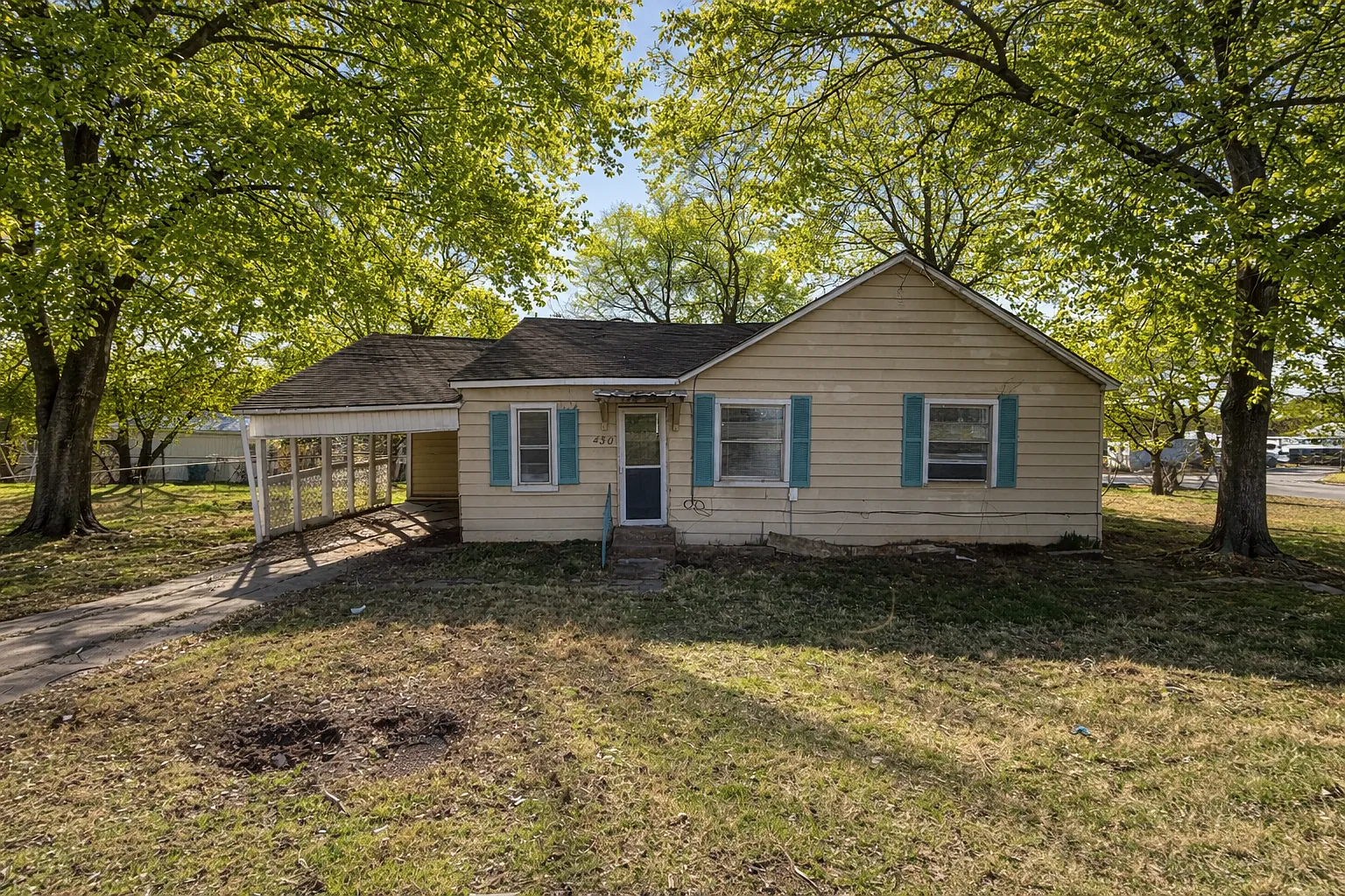 3 bed, 996 sqft, $1,075 — Photo 1