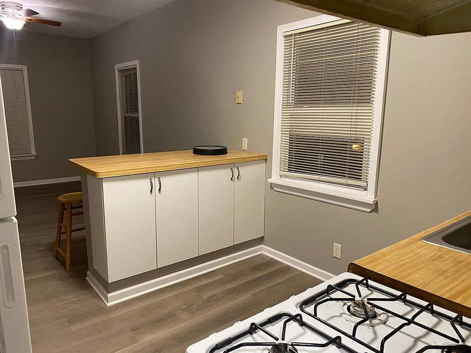Kitchen island brakfast bar. New flooring.
