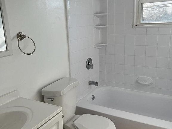 3rd image of 326 Lake Ave
