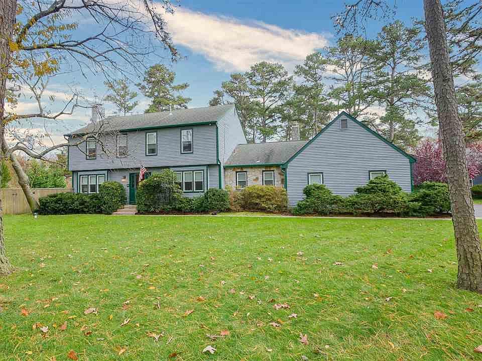 1st image of 801 E Lexington Ct