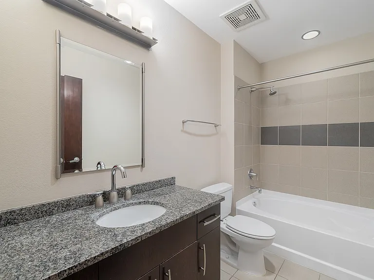 Main 3 Downtown — Photo 36