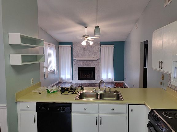 3rd image of 351 Somerset Dr
