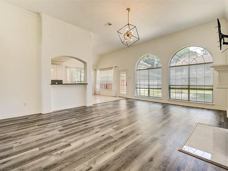 8803 Memorial Creek Dr — Photo 16