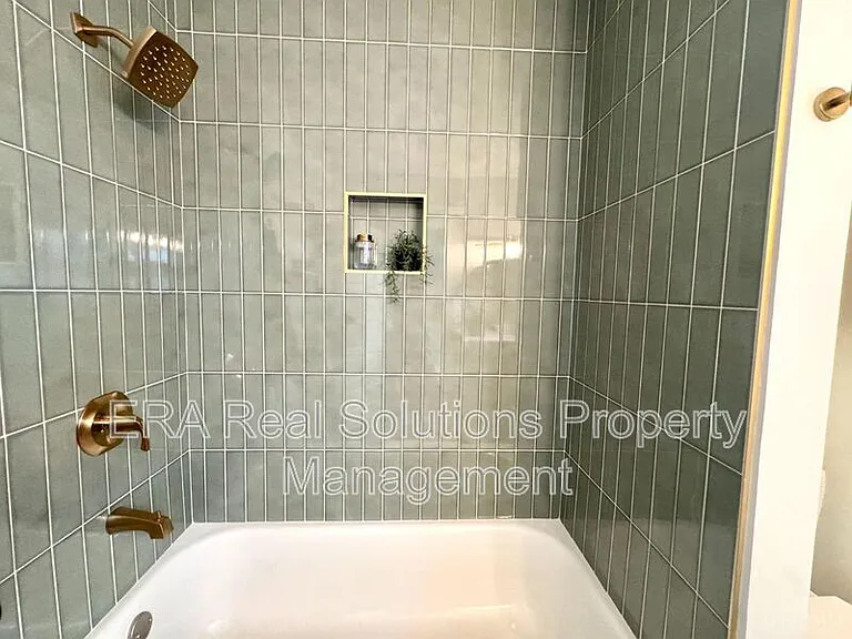 1600 Brewster Ave — Photo 14