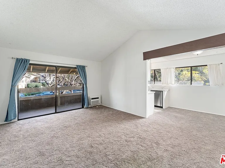 4 Streamwood — Photo 8