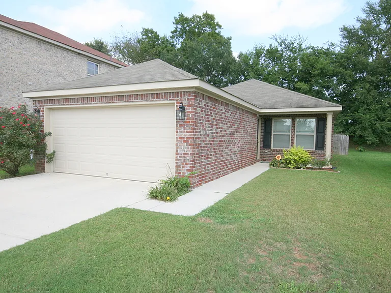 225 Bermuda Lakes Dr — Photo 15