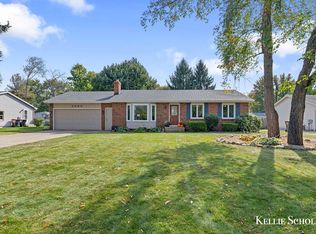 2098 Pinewood St, Jenison, MI 49428