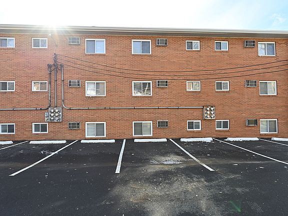 4th image of 225 Hillside Cir #1