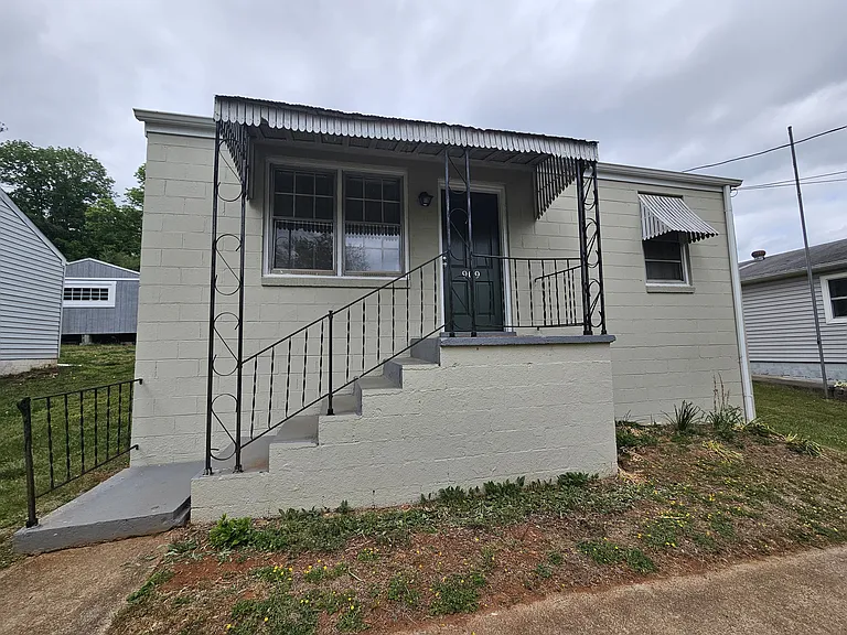 909 Rockland Ave — Photo 1