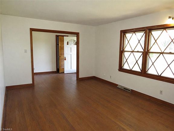 3rd image of 3210 Garden Rd