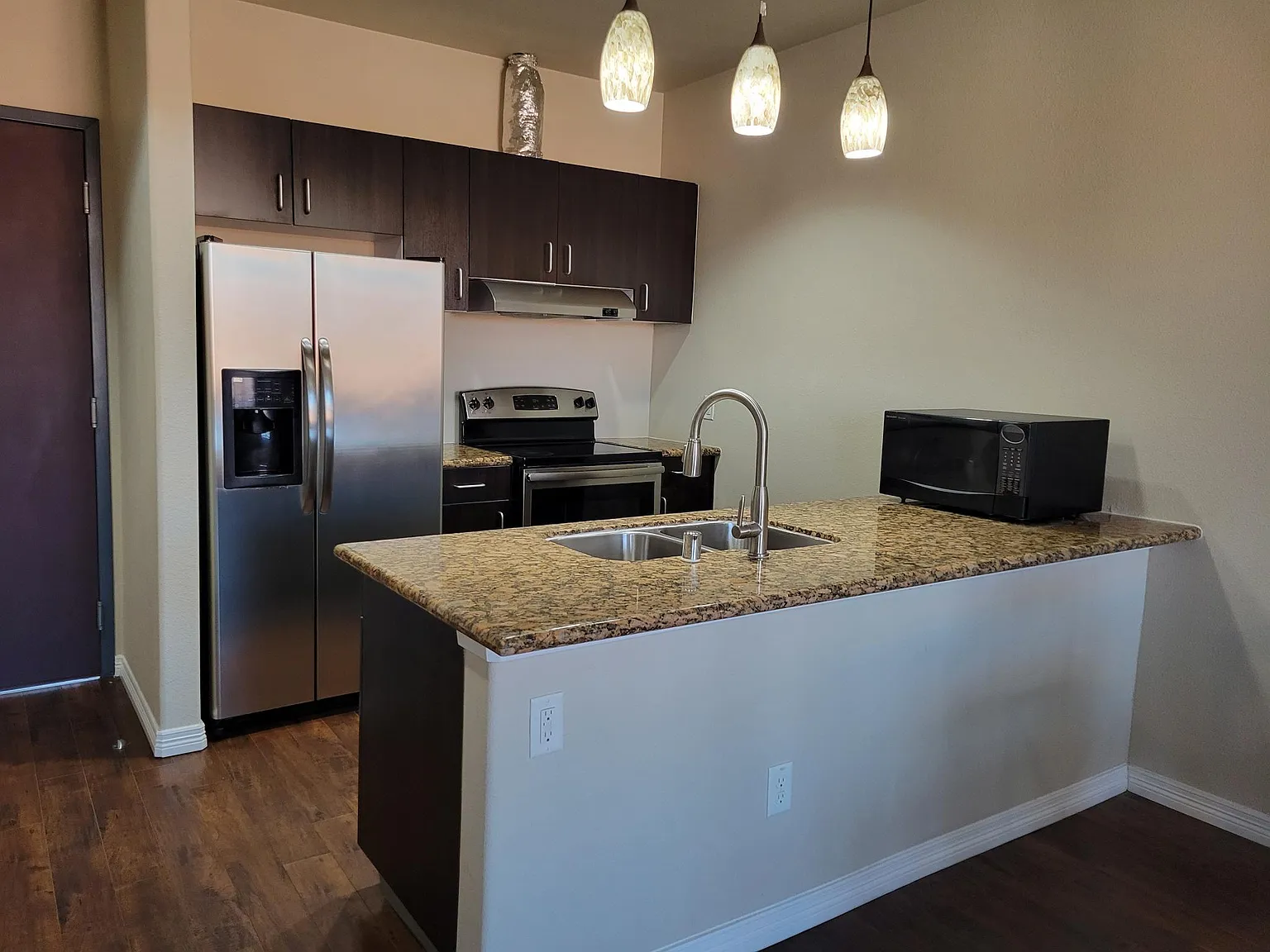 1 bed, 700 sqft, $1,300 — Photo 1