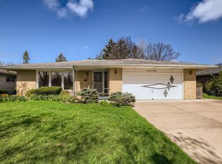 1708 N Aspen Dr, Mount Prospect, IL 60056