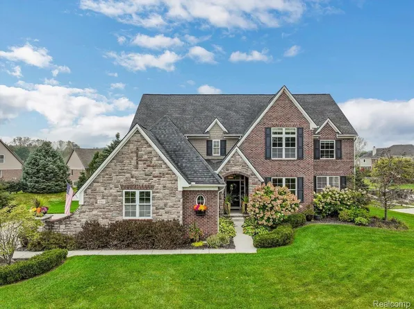 4561 Oakhurst Ridge Rd, Clarkston, MI 48348