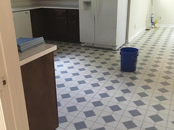 4th image of 1501 Strawberry Ln