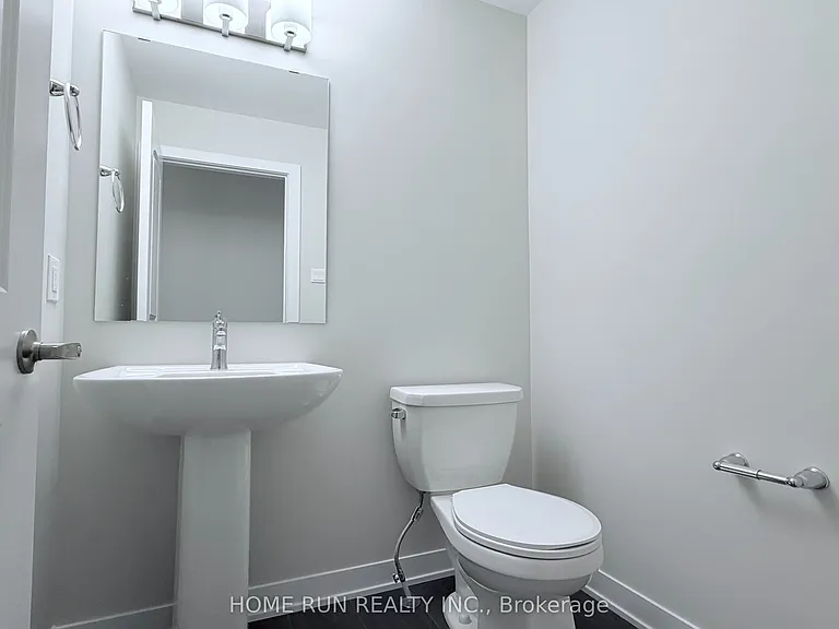 381 Les Emmerson Dr — Photo 2
