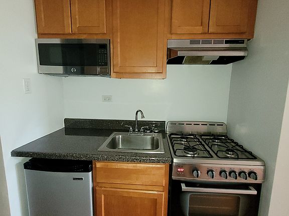 3rd image of 948 W Cuyler Ave APT 204