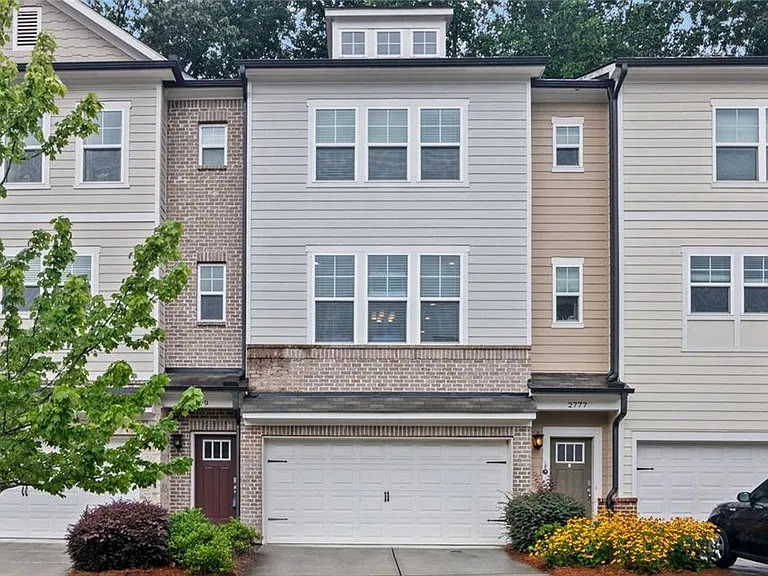 2779 White Oak Ln #20 — Photo 1