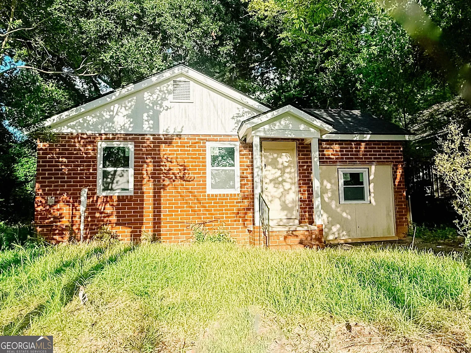 2 bed, 1.0 bath, 837 sqft, $799 — Photo 1