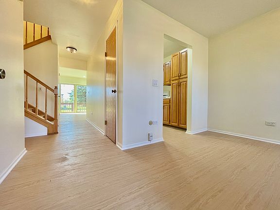 3rd image of 928 Stratford Ct