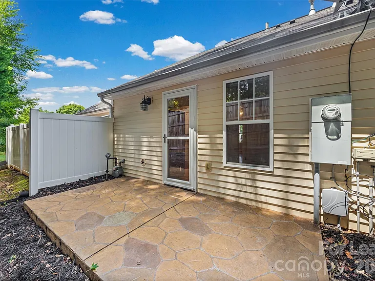 2052 Shady Pond Dr — Photo 25