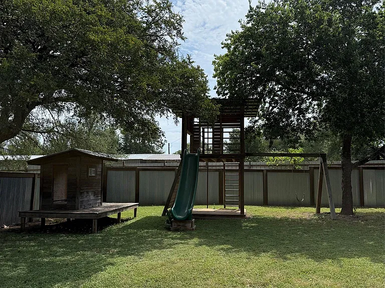 1009 Swallow Dr — Photo 17