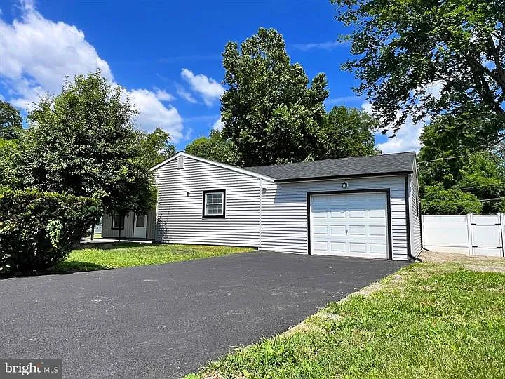 208 Thornridge Dr — Photo 3