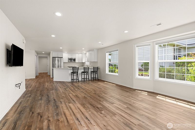5th image of 1406 Stillwaters Avenue
