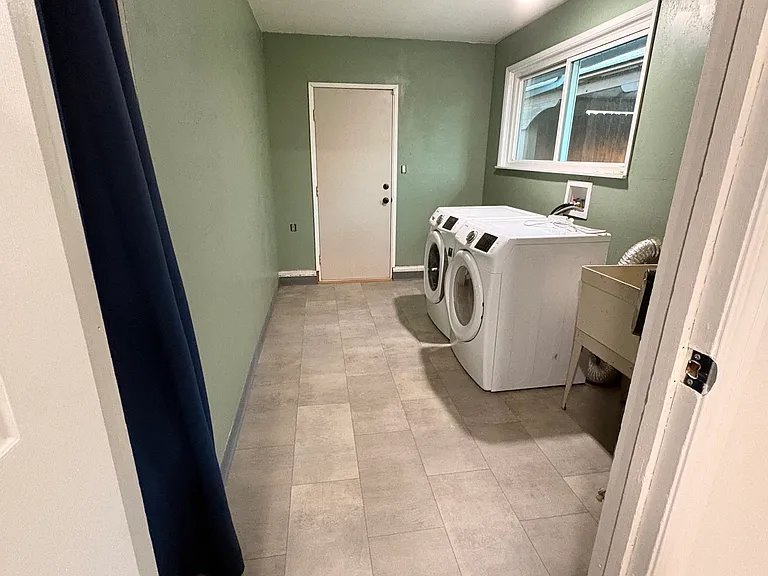 Laundry room/Mud room off of Kitchen with external access