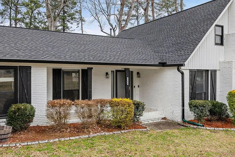 3 bed, 2.5 bath, 2500 sqft, $2,050 — Photo 4