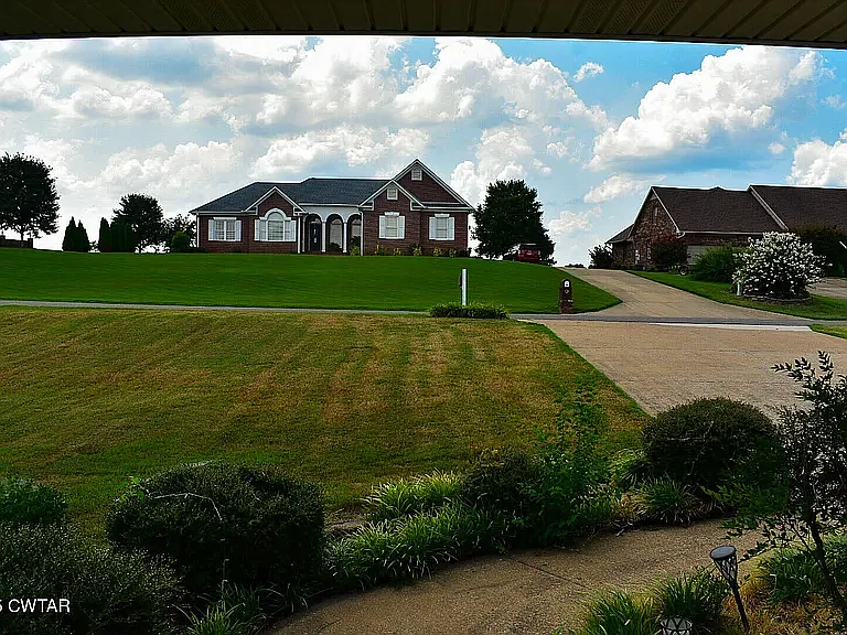 612 Wynridge Dr — Photo 3