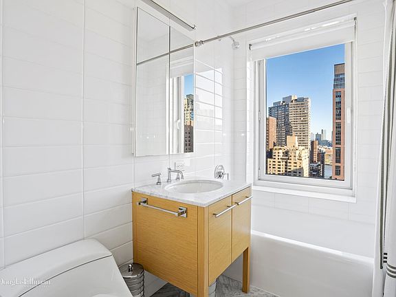 5th image of 310 E 53rd St APT 21A