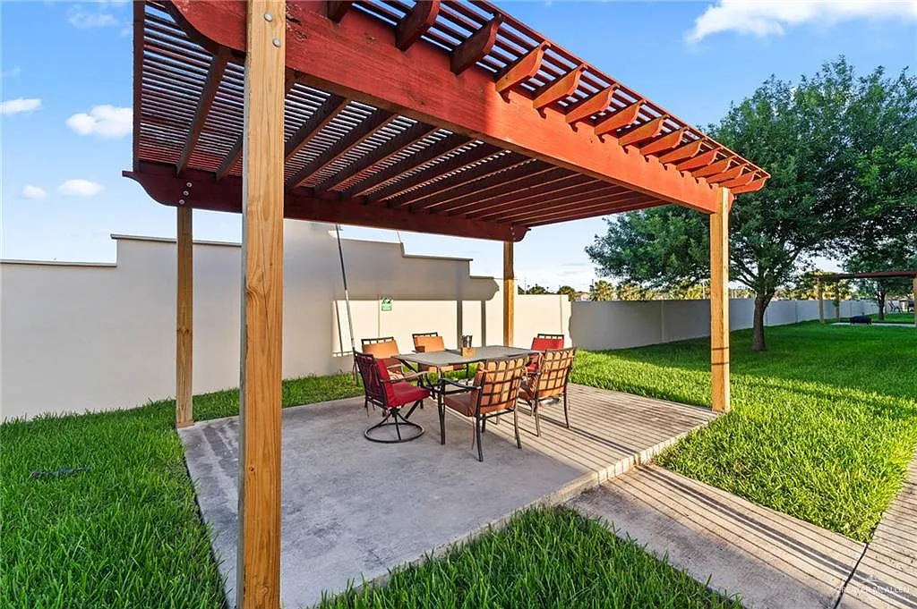 2 bed, 2.5 bath, 1349 sqft, $1,900 — Photo 2