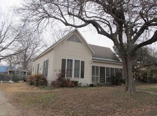 211 W Red Bud Ln, Lancaster, TX 75146