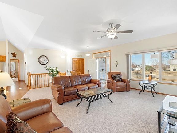 4th image of 5517 Applewood Ln