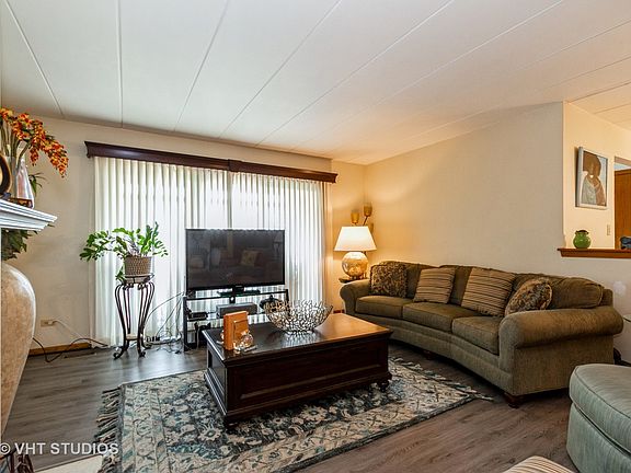 2nd image of 201 Lake Dr APT 1A