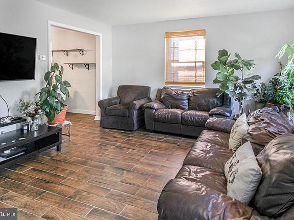 3rd image of 140 Rockwood Dr